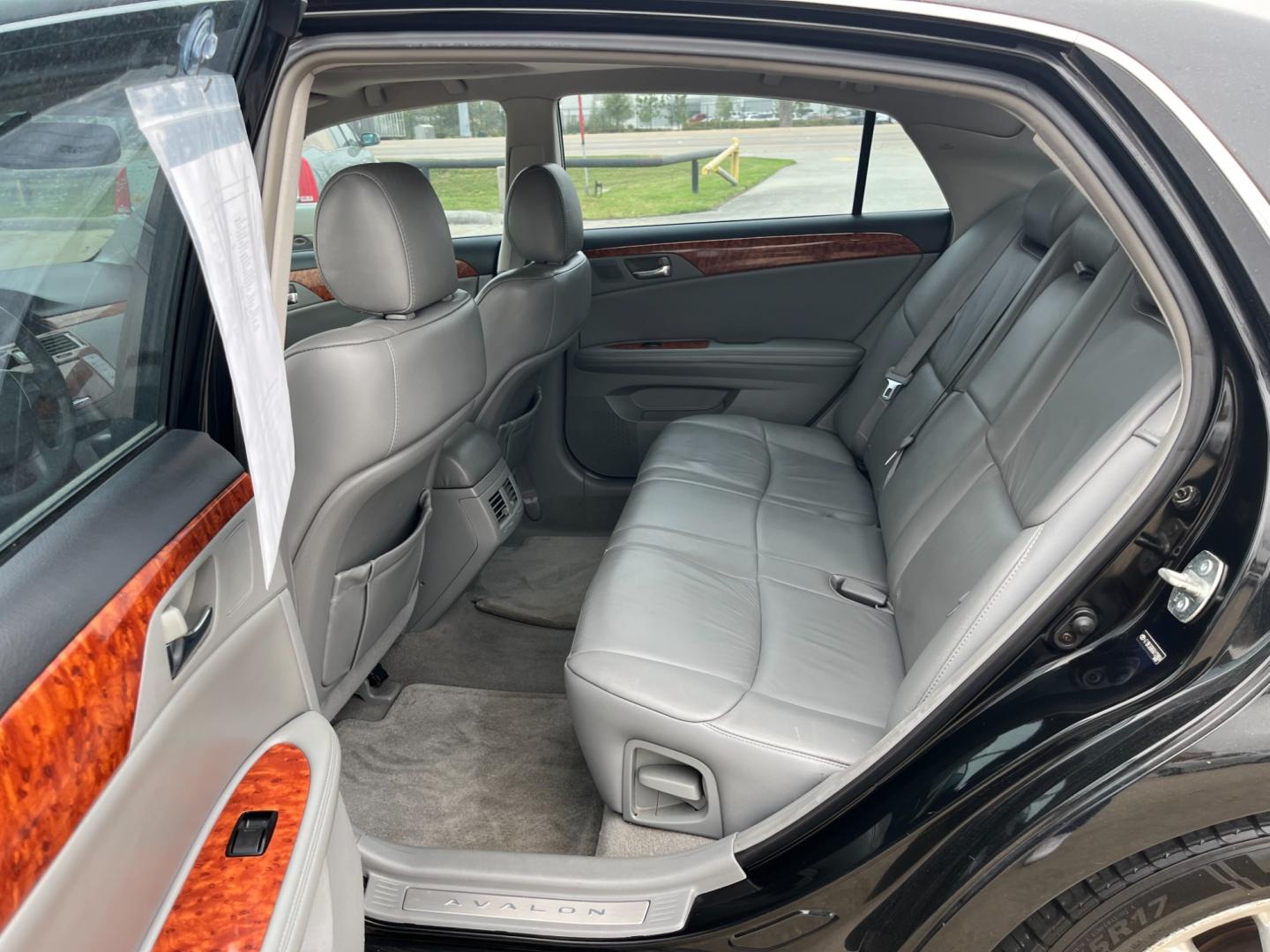 2006 Black /TAN Toyota Avalon Limited (4T1BK36B66U) with an 3.5L V6 DOHC 24V engine, 5-Speed Automatic Overdrive transmission, located at 14700 Tomball Parkway 249, Houston, TX, 77086, (281) 444-2200, 29.928619, -95.504074 - Photo#9